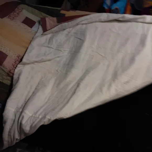 The quilt is a full size and features a vibrant multicolor design - Picture 3 of 8